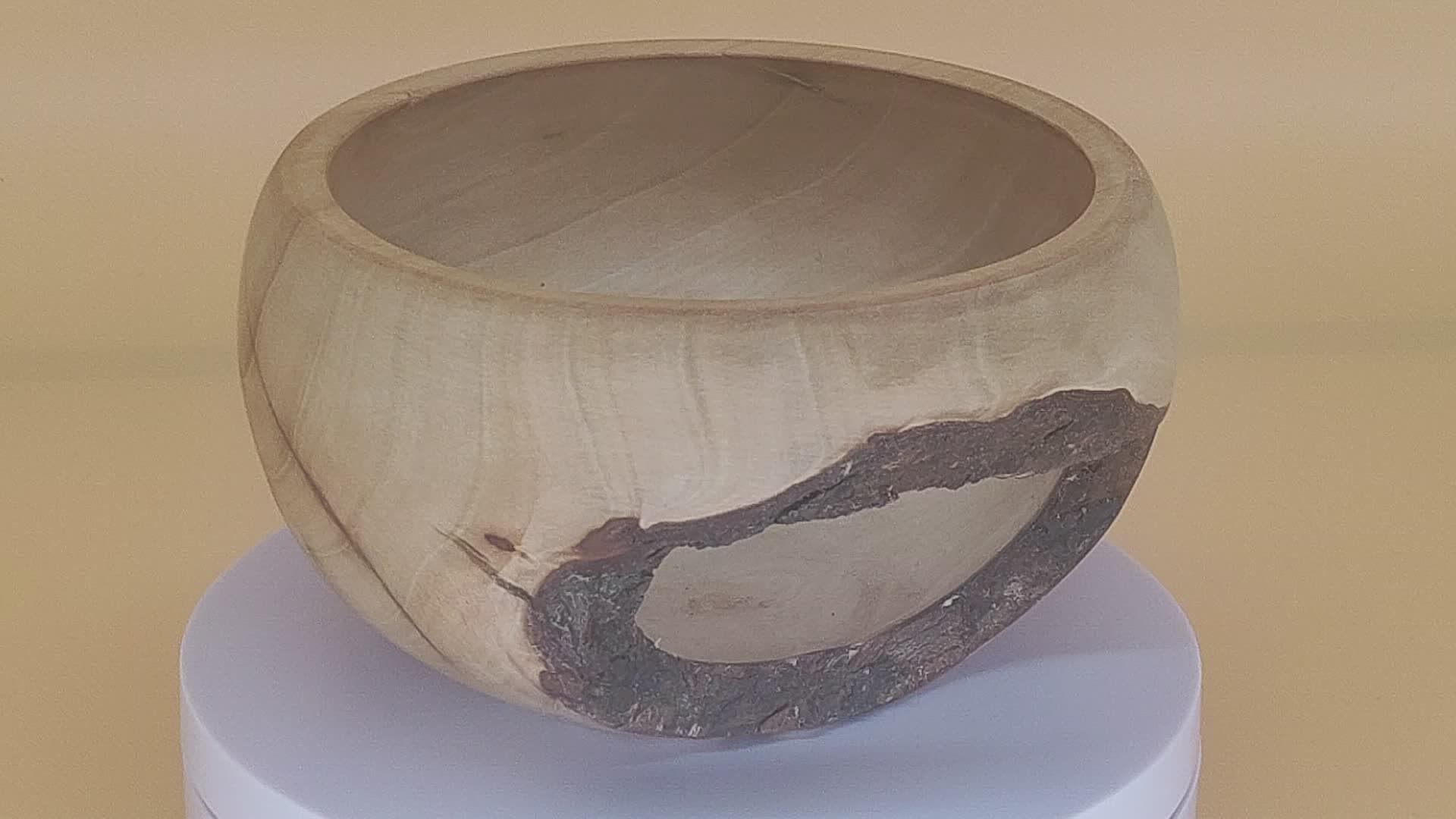 Hrušňová miska s dírou